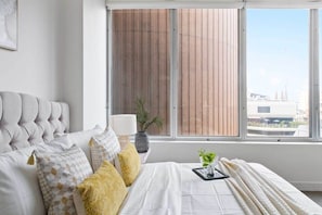 2 habitaciones, tabla de planchar con plancha y ropa de cama