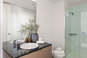 Dusche, Haartrockner, Handtücher, Shampoo