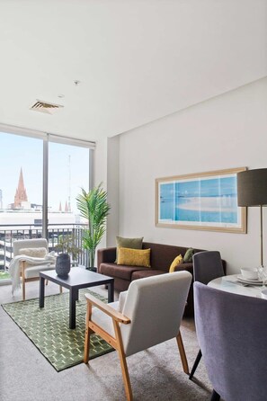 TV, offices - A Cozy 2BR Apt on Collins Near Flinders Station (Melbourne)