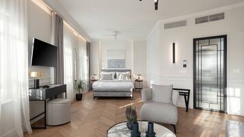 Deluxe-sviitti, merinäköala | 1 makuuhuone, allergiatestatut vuodevaatteet, tallelokero huoneessa