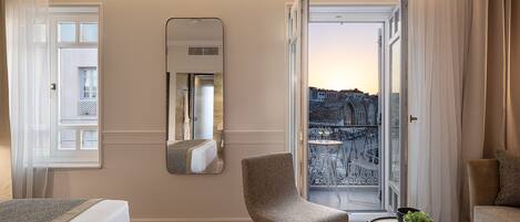 Executive Suite, Sea View and Hammam | 1 soverom, allergitestet sengetøy, minibar og safe på rommet