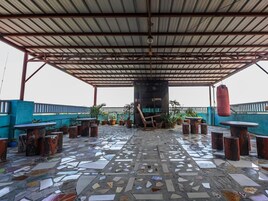 Espacio para trabajar con laptop y tabla de planchar con plancha 