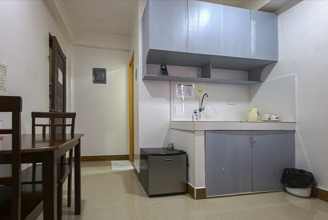 Refrigerador con freezer, microondas, tetera/pava eléctrica