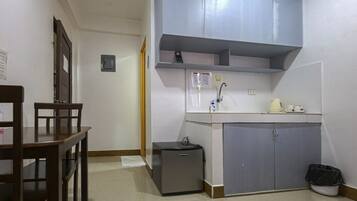 Refrigerador con freezer, microondas, tetera/pava eléctrica