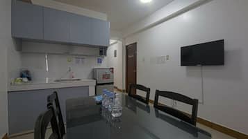 Suíte família | Cozinha privada | Geladeira grande, micro-ondas (mediante solicitação), chaleira elétrica