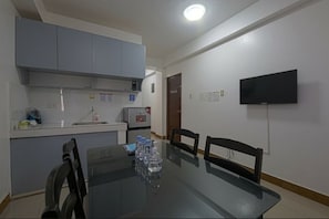 家庭套房 | 私人廚房 | 大型冰箱、微波爐、電熱水壺、餐桌