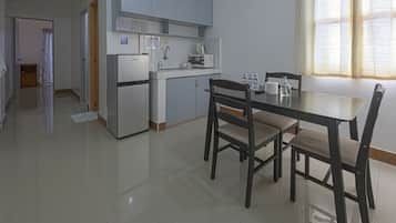 Refrigerador con freezer, microondas, tetera/pava eléctrica