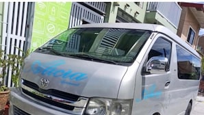 Una camioneta plateada con un logotipo azul y la palabra 'Viva' en la parte delantera.