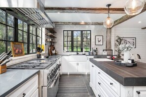 Großer Kühlschrank, Mikrowelle, Ofen, Herdplatte