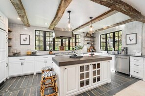 Refrigerador con congelador, microondas, horno y parrilla de estufa 