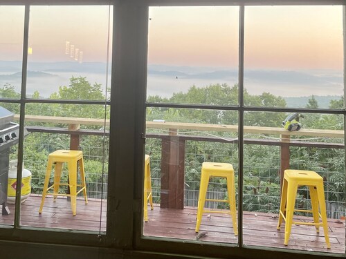 Fun cottage w/VIEW, minutes to downtown Eureka Springs, Beaver Lake, White River