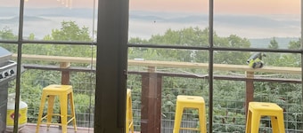 Fun cottage w/VIEW, minutes to downtown Eureka Springs, Beaver Lake, White River