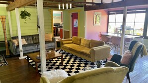 Un salon chaleureux avec un sol à carreaux, un canapé et une table basse.