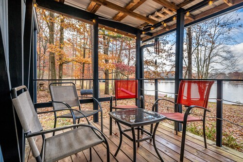 Secluded Lakefront Retreat: Fishing/Kayak/Paddleboard/Pets are Welcome