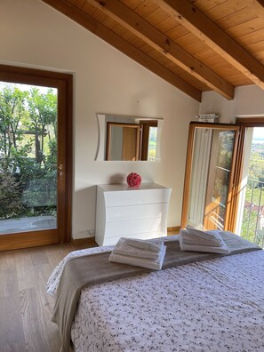 4 bedrooms, iron/ironing board, free WiFi, bed sheets - Stunning lake view villa, pool and barbecue (Polpenazze)