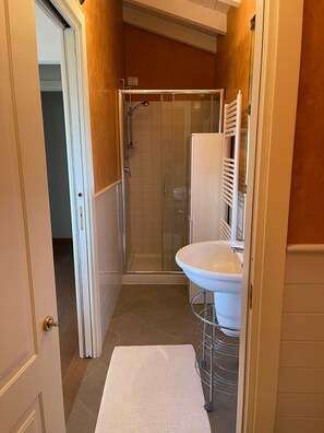 Dusche, Haartrockner, Bidet, Handtücher