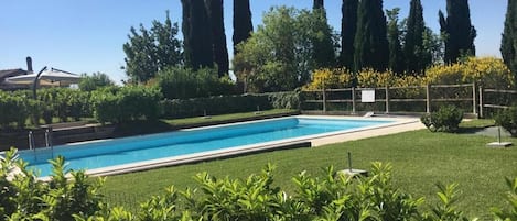 Una piscina al aire libre
