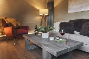 تلفزيون، مدفأة، مكتب