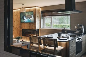 ثلاجة، ميكروويف، فرن، موقد طهي مسطح