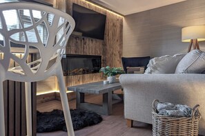 Televisie, een open haard en een kantoor