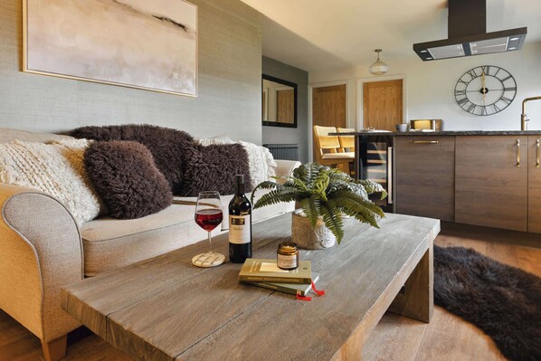 تلفزيون، مدفأة، مكتب