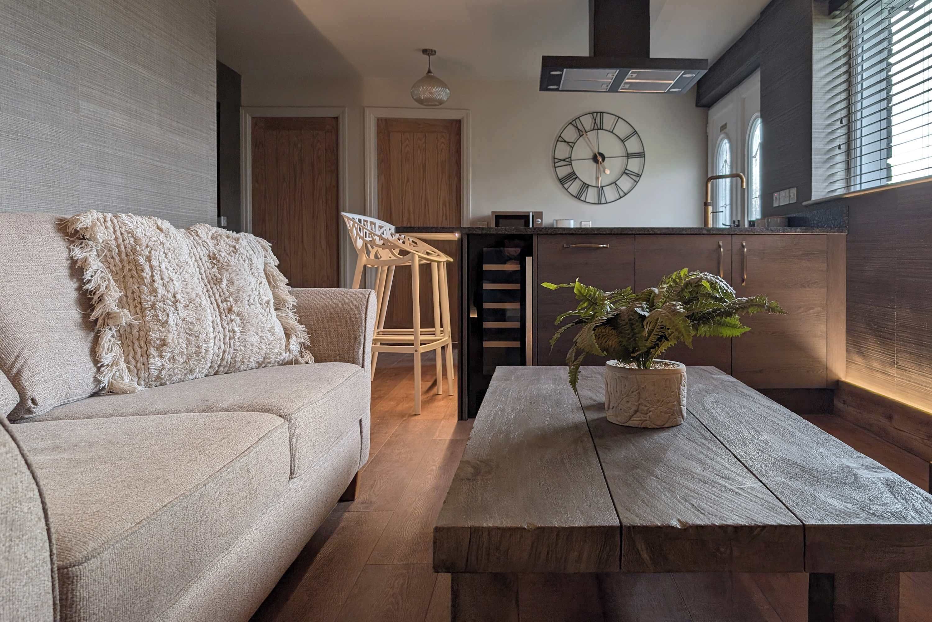 Una televisión, una chimenea, una oficina