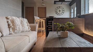 Una televisión, una chimenea, una oficina