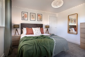 1 dormitorio, escritorio, tabla de planchar con plancha y wifi