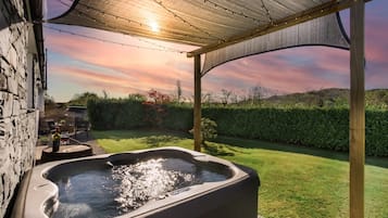 Bañera de hidromasaje al aire libre