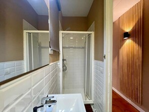 Ducha, secador de pelo y toallas