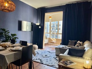 TV, books, offices - Sagrada Familia 4BD for Families (Barcelona)