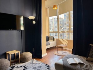 TV, books, offices - Sagrada Familia 4BD for Families (Barcelona)