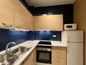 Refrigerador, horno, parrilla de estufa y cafetera y tetera 