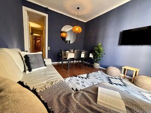 Una televisión, una oficina