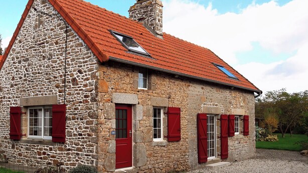 A stone house with a red-tiled roof, red shutters, and a small skylight. - La petite corbière ⭐⭐⭐ Between bocage and sea (Jullouville)