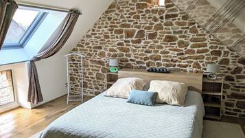 2 slaapkamers, een bureau, een strijkplank/strijkijzer, reisbedje