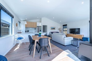 TV, fireplace - Mata-Au River Sanctuary (Wanaka)