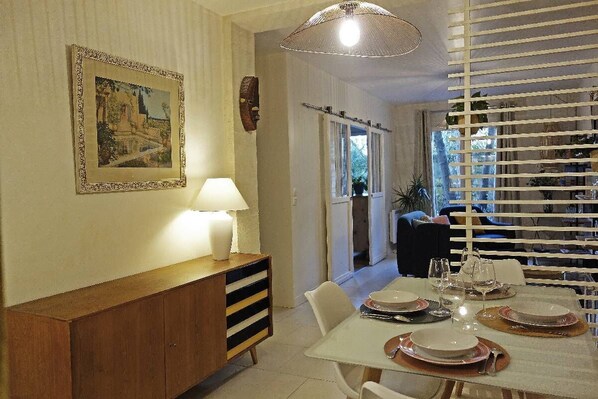 Dining - Beautiful furnished and comfortable apartment in the center of Bordeaux (Bordeaux)