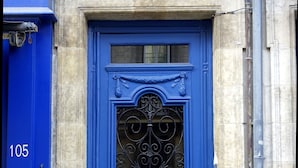 A blue door with the number 105, a decorative metal grille, and a stone building facade. - Beautiful furnished and comfortable apartment in the center of Bordeaux (Bordeaux)