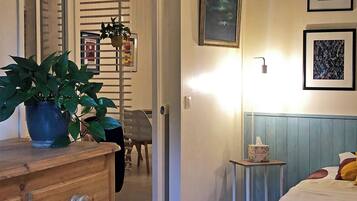 2 bedrooms, in-room safe, desk, iron/ironing board