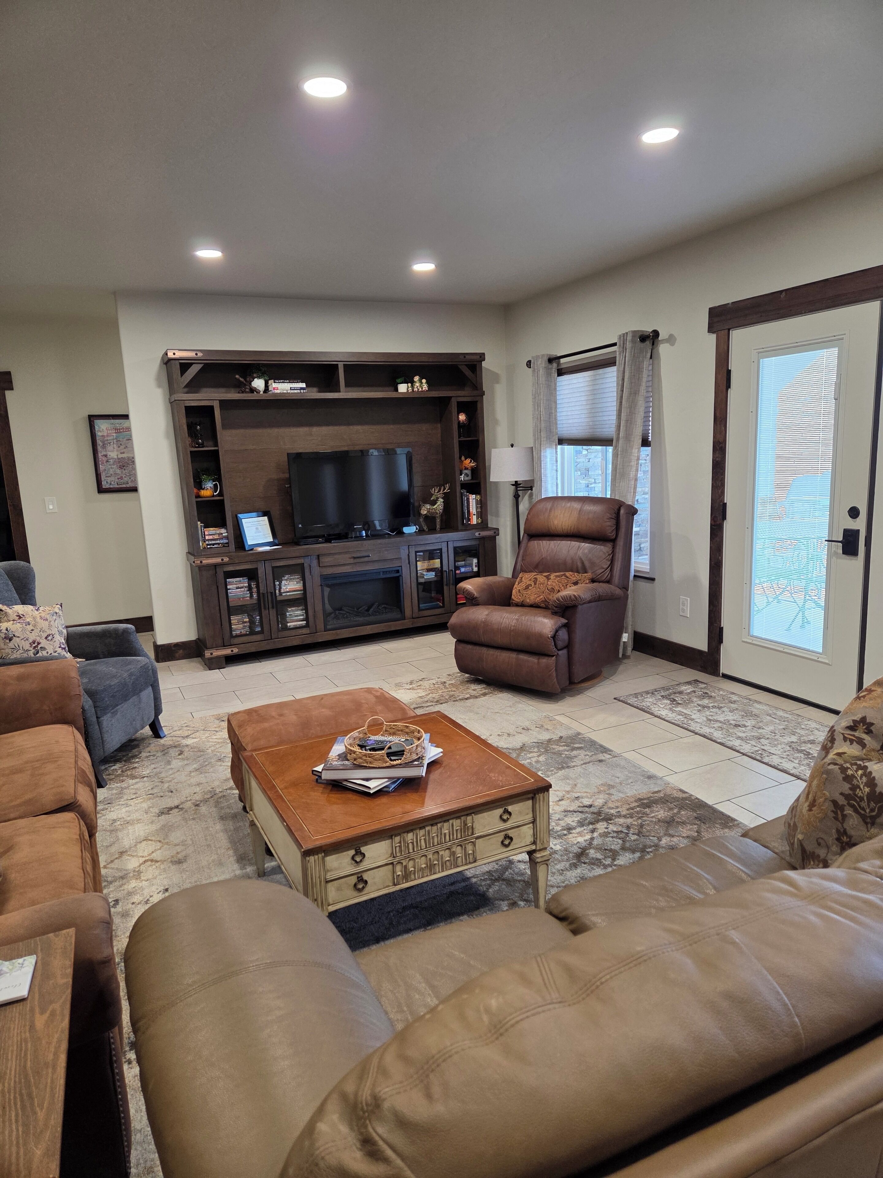 TV, caminetto, lettore DVD, libri