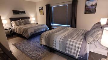 3 室のベッドルーム、セーフティボックス (室内)、アイロン / アイロン台、旅行用ベビーベッド