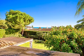 Property grounds - Modern 4 bedroom villa with beautiful garden, private pool close to golf courses (Sotogrande)