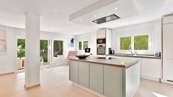 Een koelkast, een microgolfoven, een oven, een kookplaat