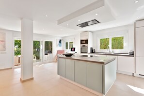 Fridge, microwave, oven, stovetop - Modern 4 bedroom villa with beautiful garden, private pool close to golf courses (Sotogrande)