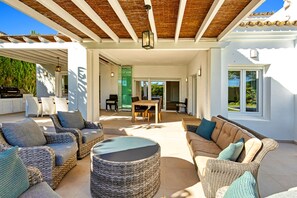 Outdoor dining - Modern 4 bedroom villa with beautiful garden, private pool close to golf courses (Sotogrande)