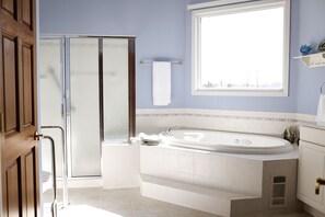Badewanne, Haartrockner, Handtücher, Seife