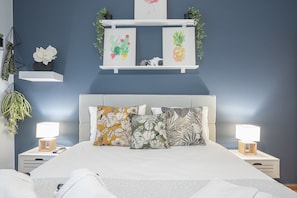 Individually decorated, individually furnished, desk, laptop workspace - City Nest Apartment by Cloudkeys (Athens)