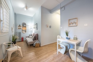 시티 아파트 | 각각 다른 스타일의 인테리어, 각각 다르게 가구 비치, 책상, 노트북 작업 공간