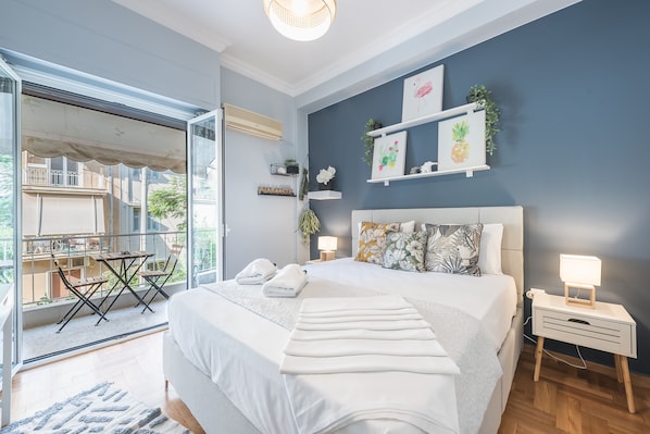 시티 아파트 | 각각 다른 스타일의 인테리어, 각각 다르게 가구 비치, 책상, 노트북 작업 공간